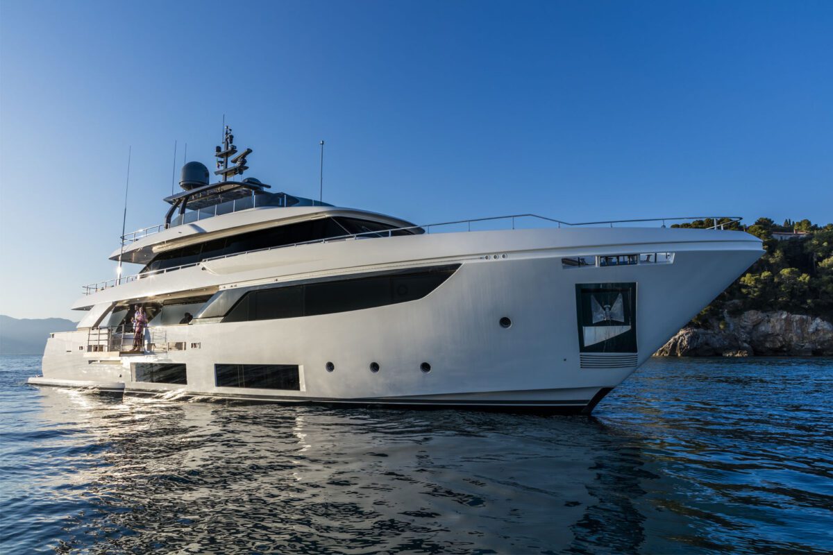 CUSTOM LINE NAVETTA 33 2023