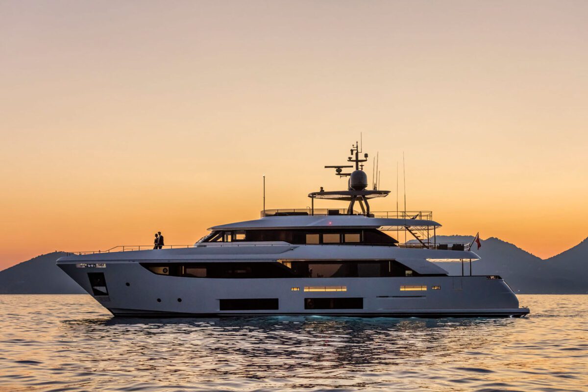 CUSTOM LINE NAVETTA 33 2023